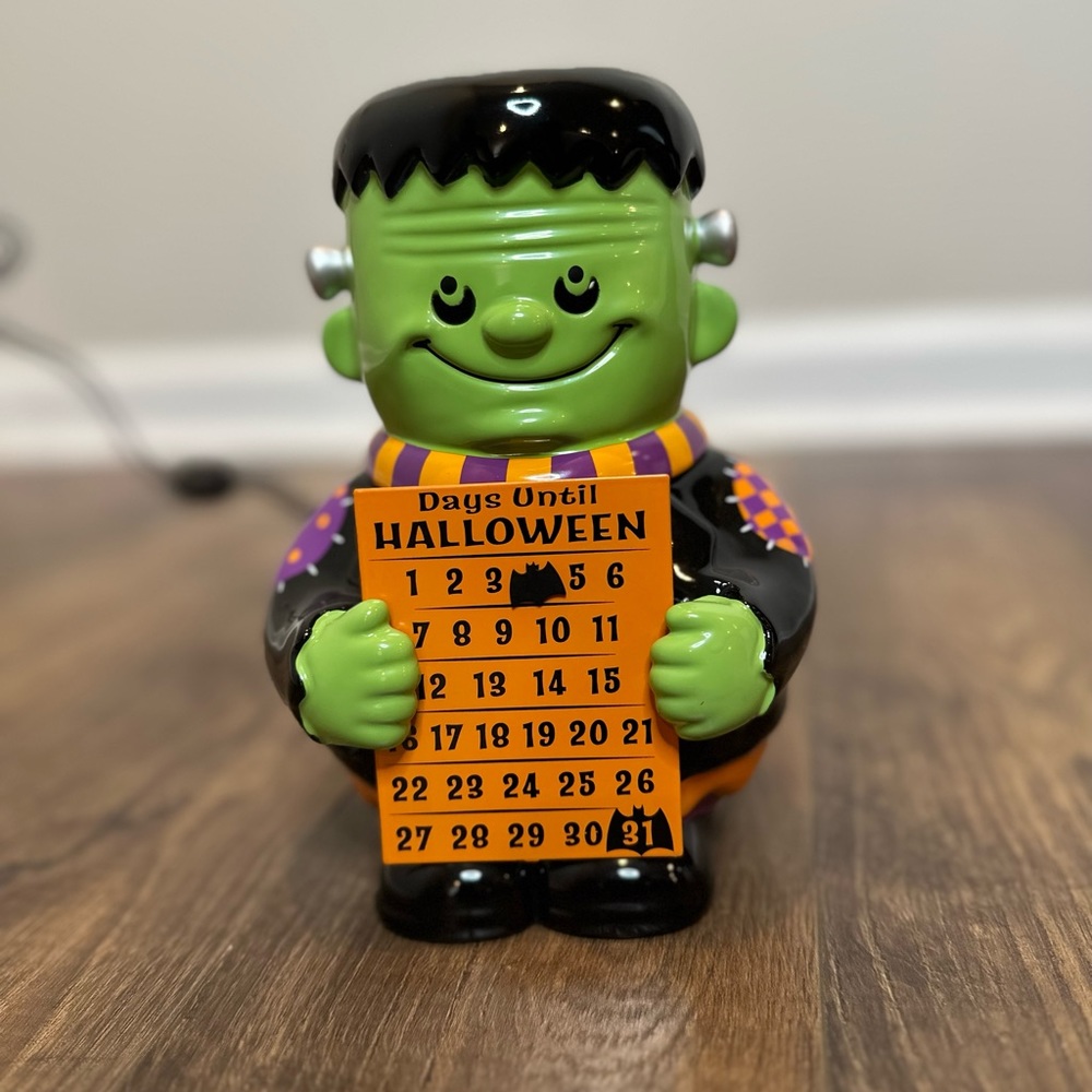 Countdown to Halloween Scentsy Warmer - Picture 1 of 9